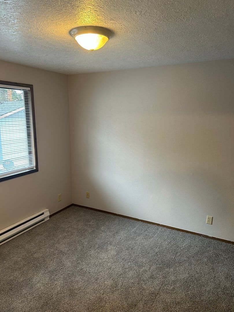 McMinnville Apartment: 1033 SE Ford St