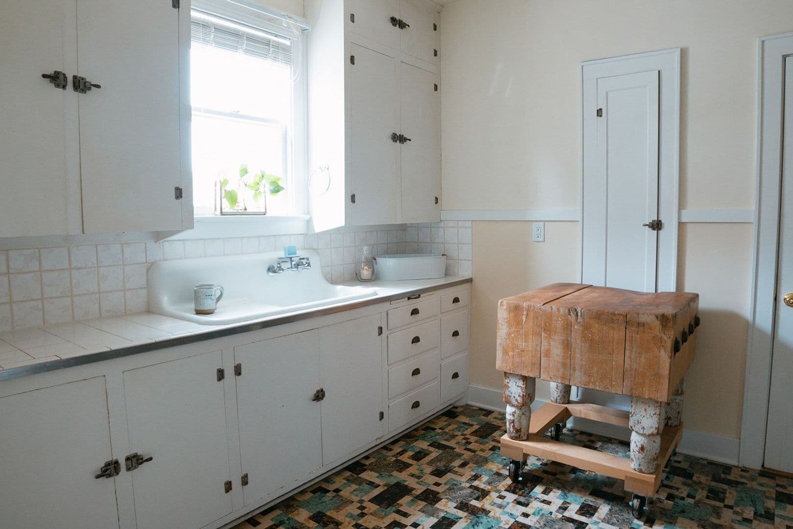 Cheyenne Apartment: 808 East 18th Street