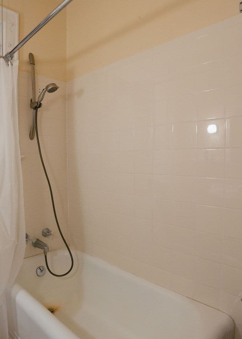 Cheyenne Apartment: 808 East 18th Street