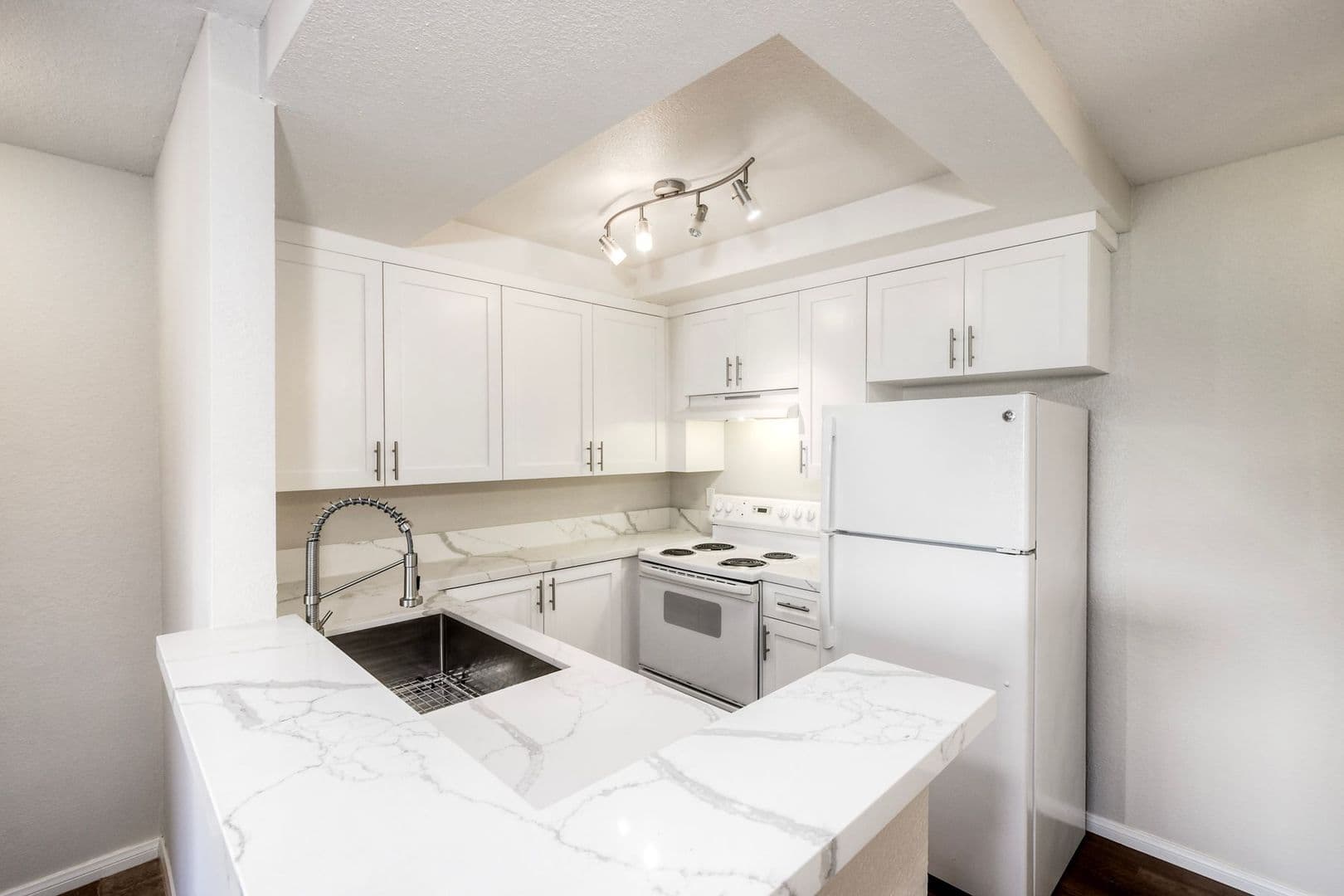Oceanside House: 432 Edgehill Lane