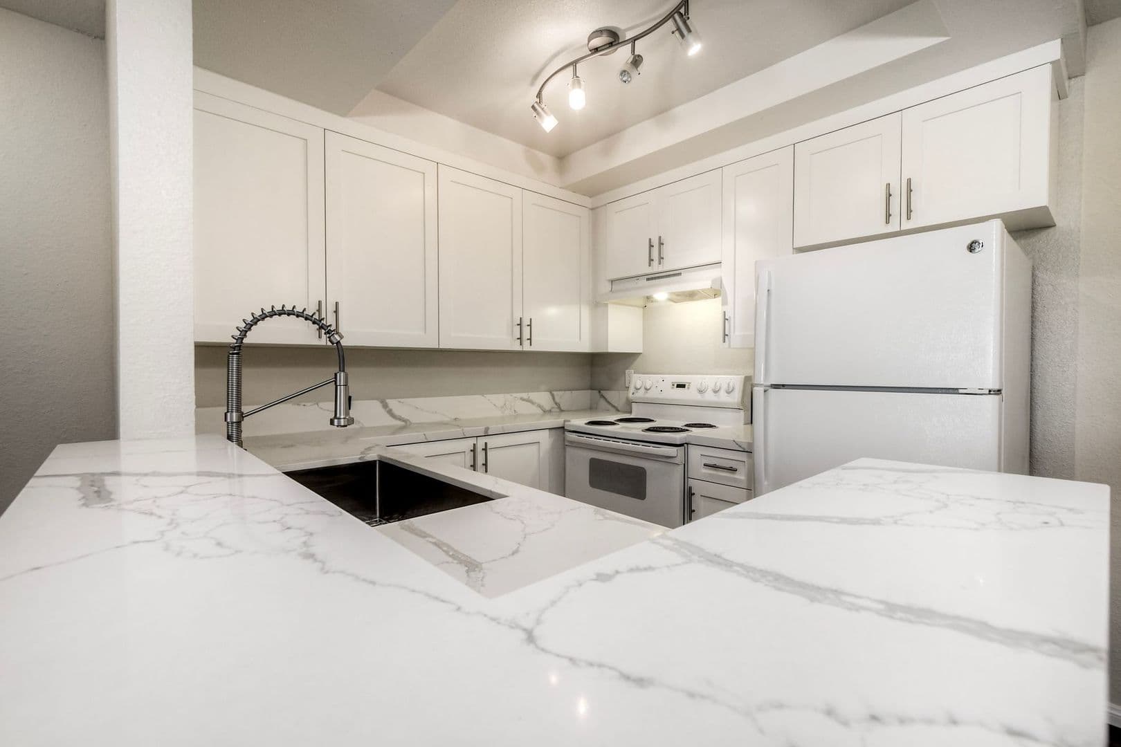 Oceanside House: 432 Edgehill Lane