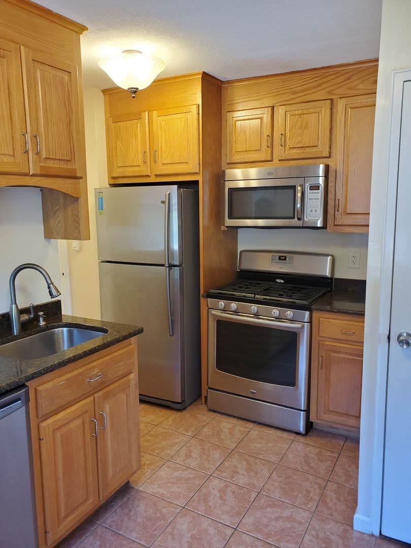 Bridgeport Apartment: 2600 Park Ave