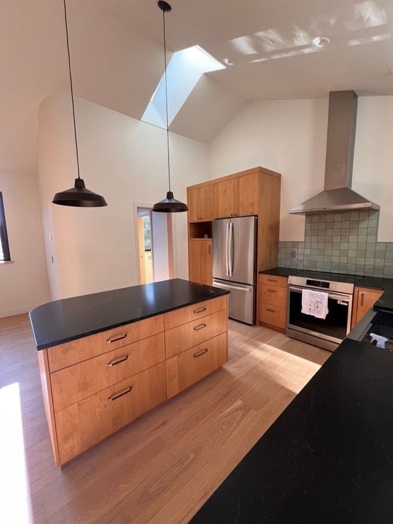 Bend House: 2111 NW Awbrey Rd - 1