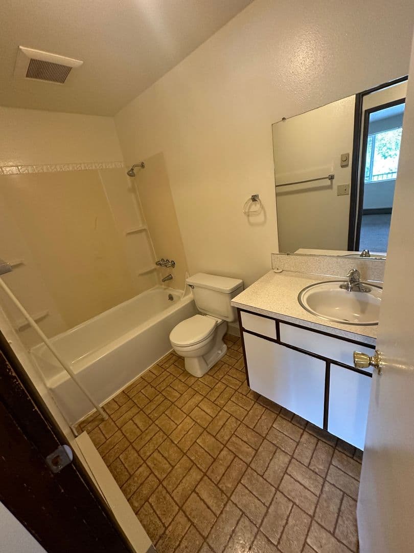 Bend Apartment: 1459 NW Albany