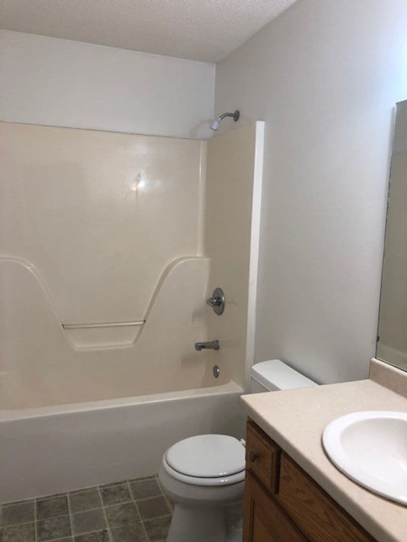Cleveland Apartment: 1095/1097 Urbane Rd