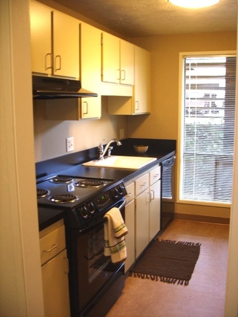 Eugene Apartment: 1800 Cal Young Road