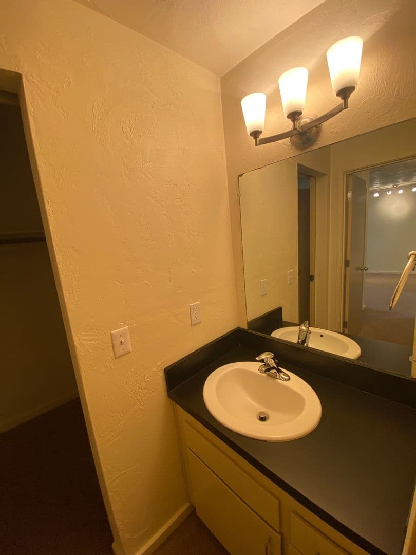 Eugene Apartment: 1800 Cal Young Road