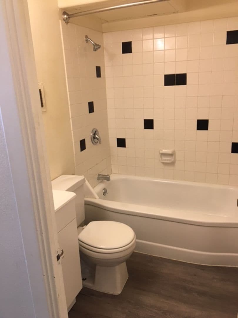 Eugene Apartment: 1040-1050 Ferry St