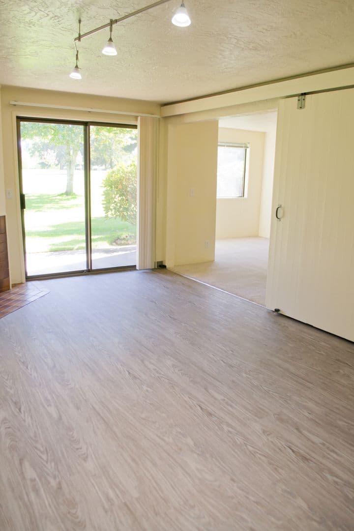 Eugene Apartment: 1800 Cal Young Road