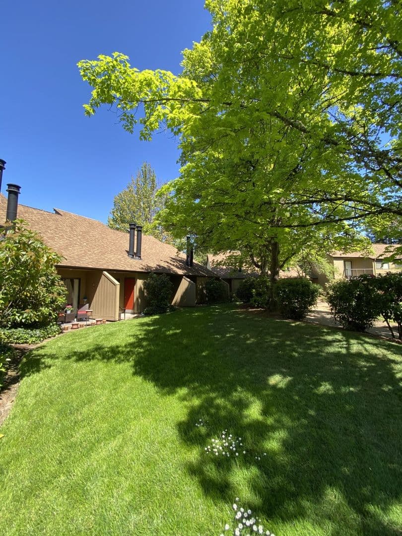 Eugene Apartment: 1800 Cal Young Road