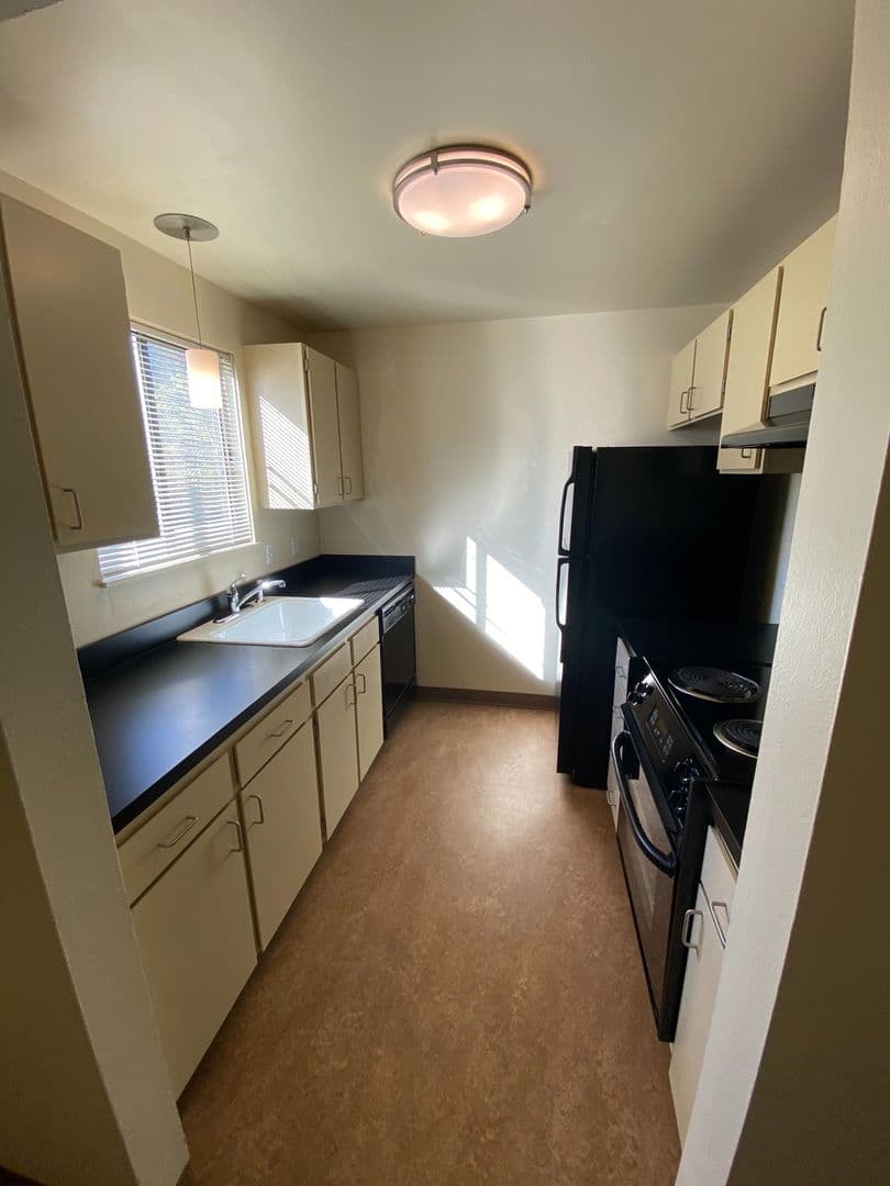 Eugene Apartment: 1800 Cal Young Road