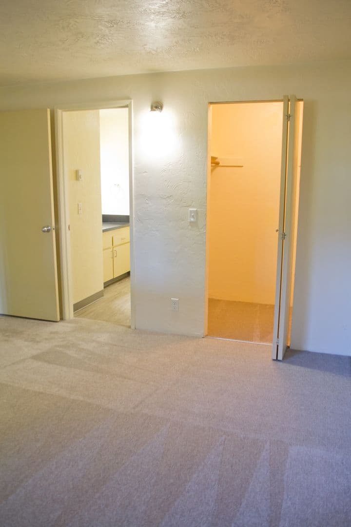 Eugene Apartment: 1800 Cal Young Road