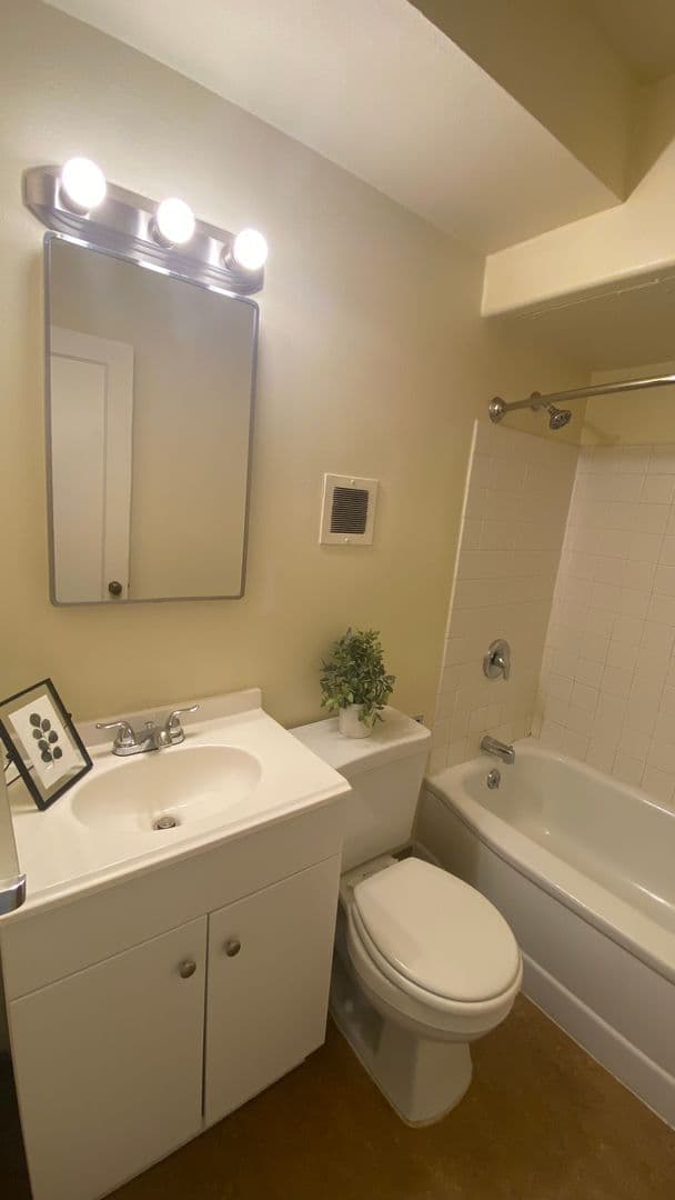 Eugene Apartment: 1040-1050 Ferry St