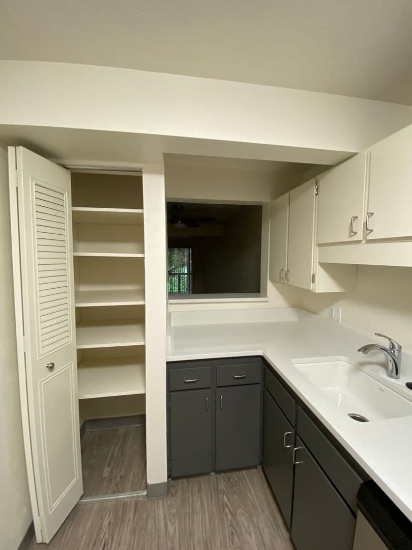 Eugene Apartment: 1800 Cal Young Road