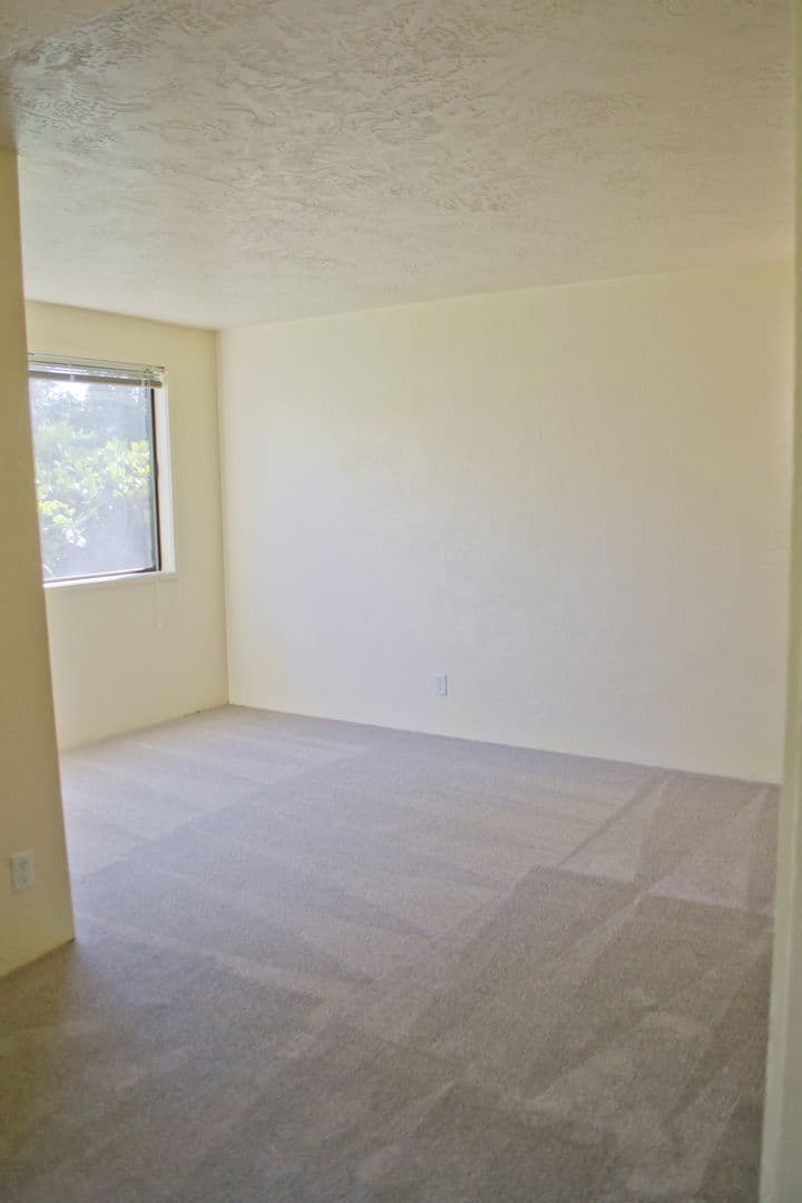 Eugene Apartment: 1800 Cal Young Road