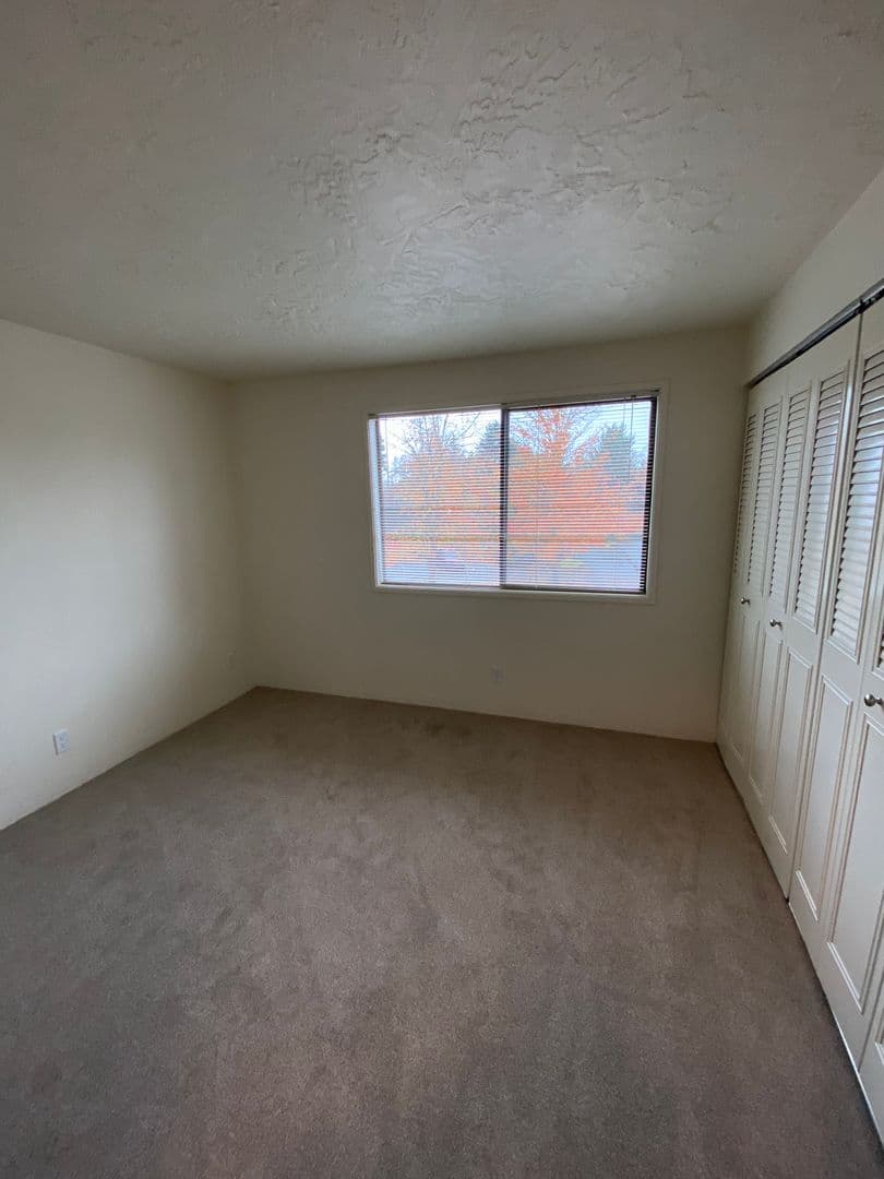 Eugene Apartment: 1800 Cal Young Road