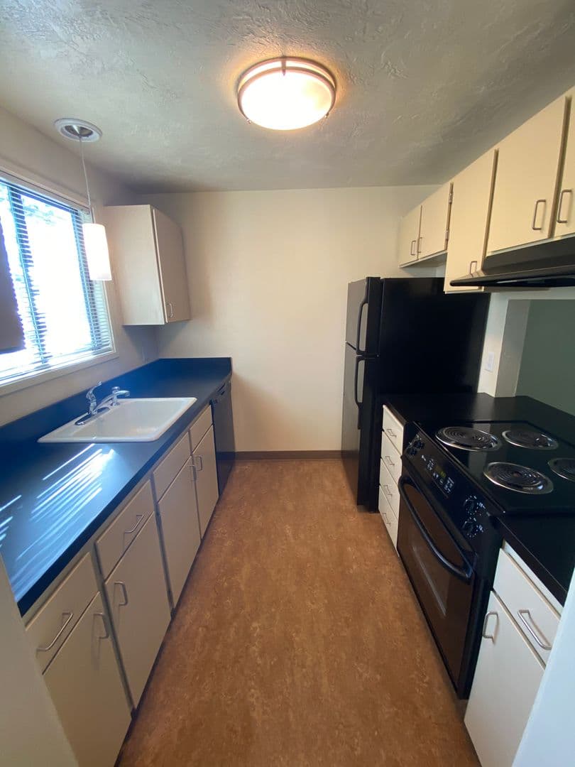 Eugene Apartment: 1800 Cal Young Road