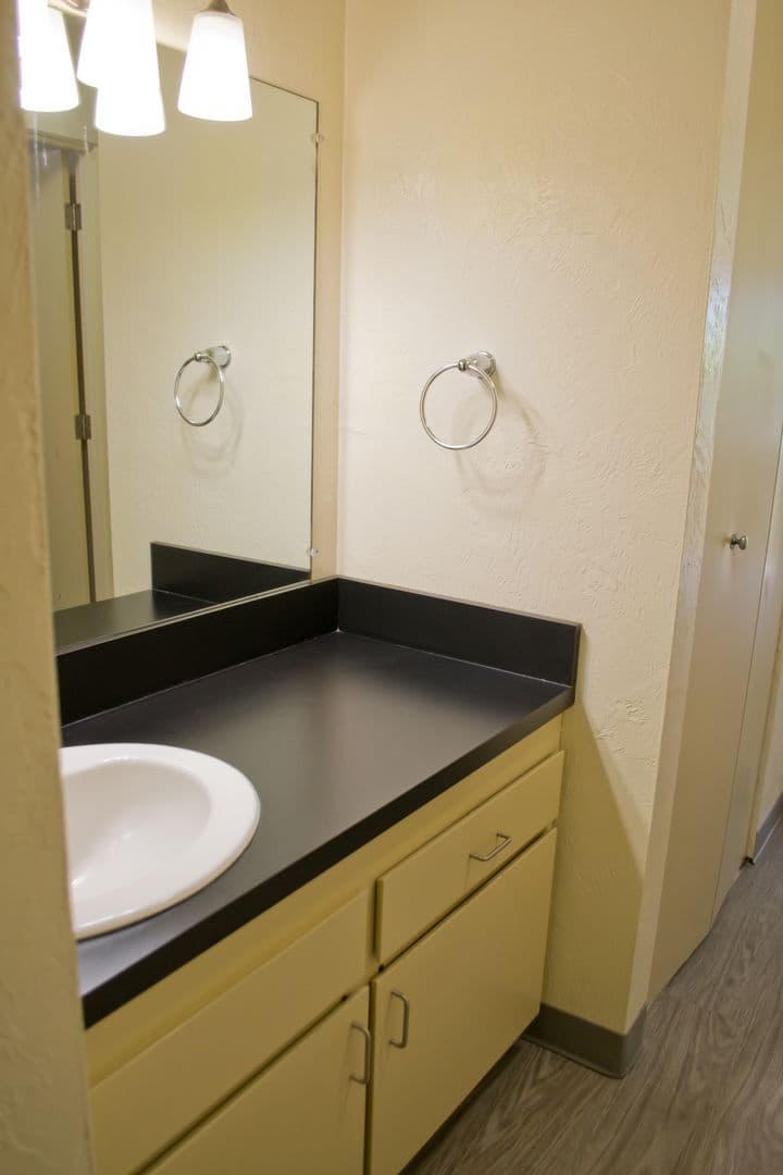 Eugene Apartment: 1800 Cal Young Road
