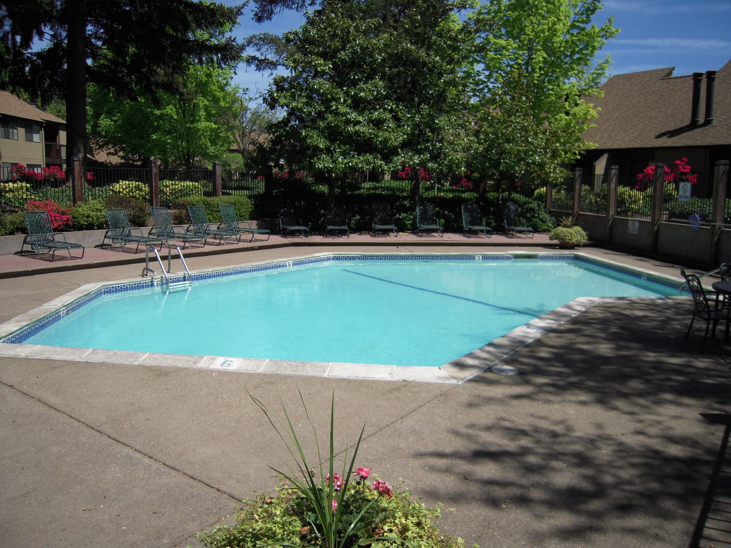 Eugene Apartment: 1800 Cal Young Road
