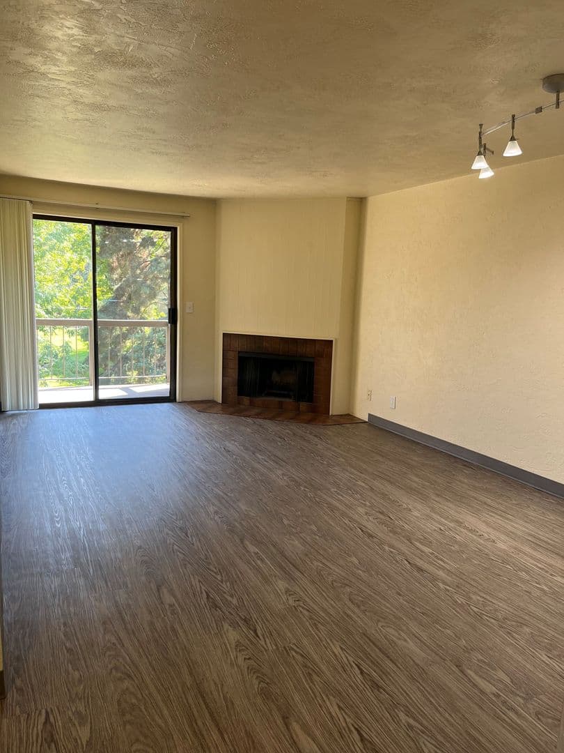 Eugene Apartment: 1800 Cal Young Road