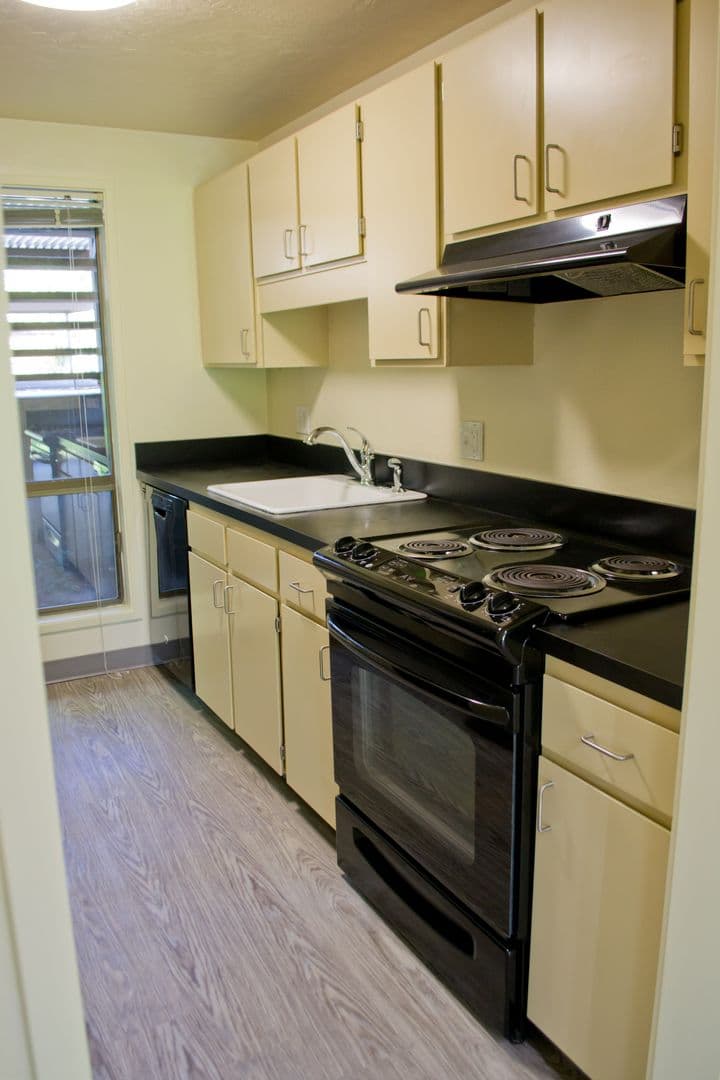 Eugene Apartment: 1800 Cal Young Road
