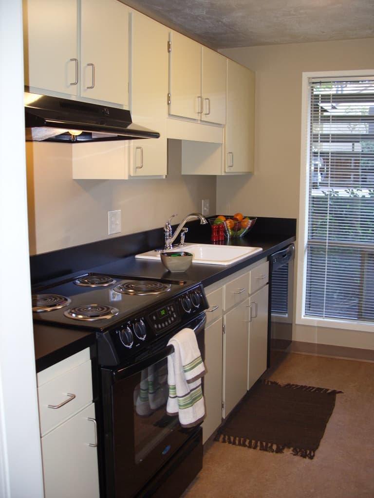 Eugene Apartment: 1800 Cal Young Road