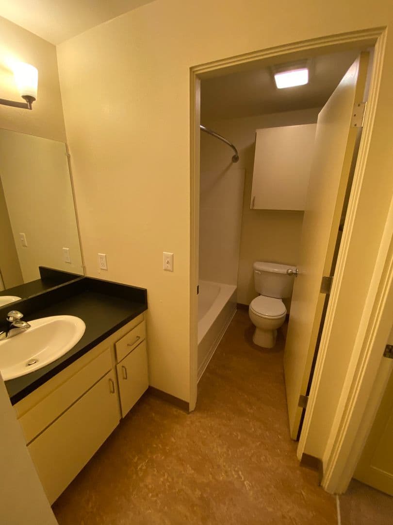 Eugene Apartment: 1800 Cal Young Road