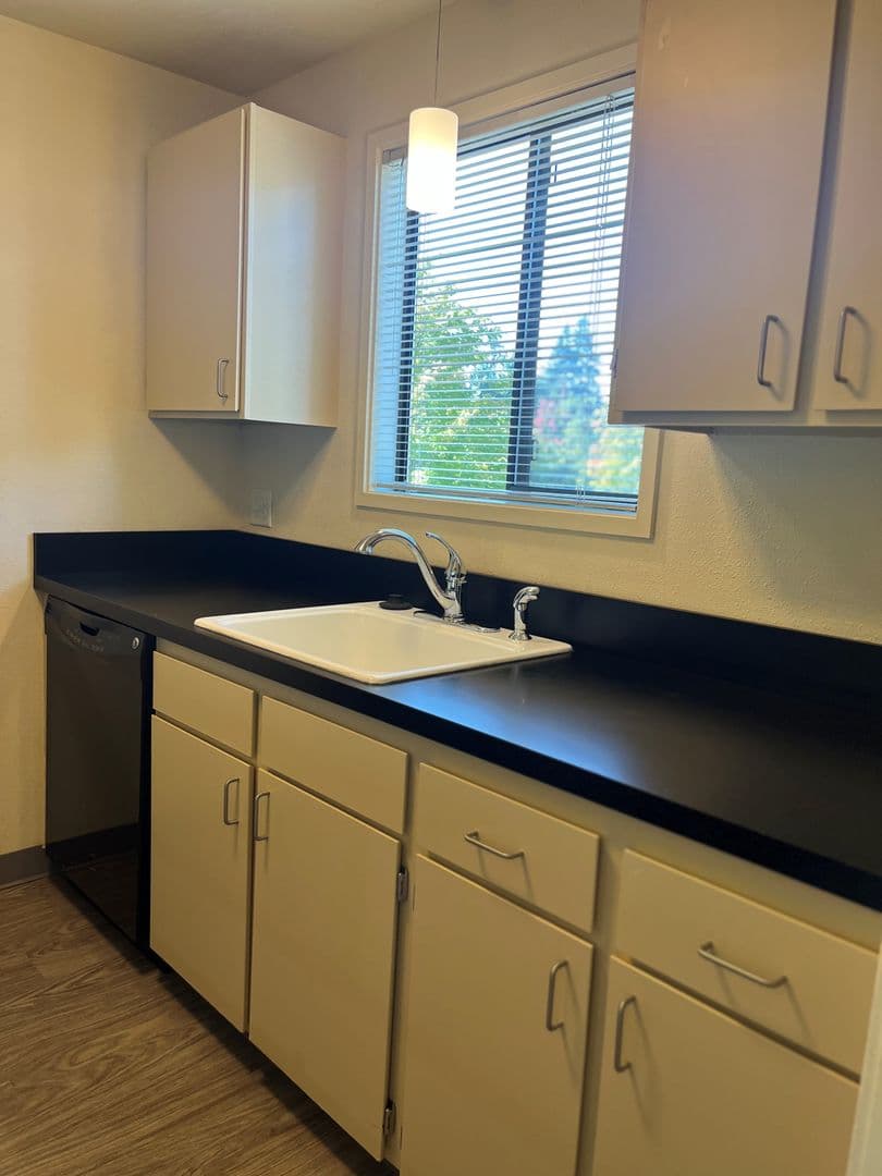 Eugene Apartment: 1800 Cal Young Road