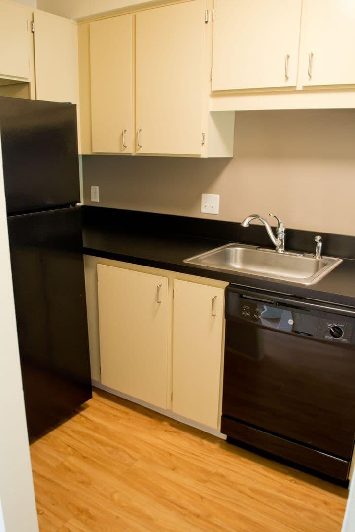 Eugene Apartment: 1800 Cal Young Road