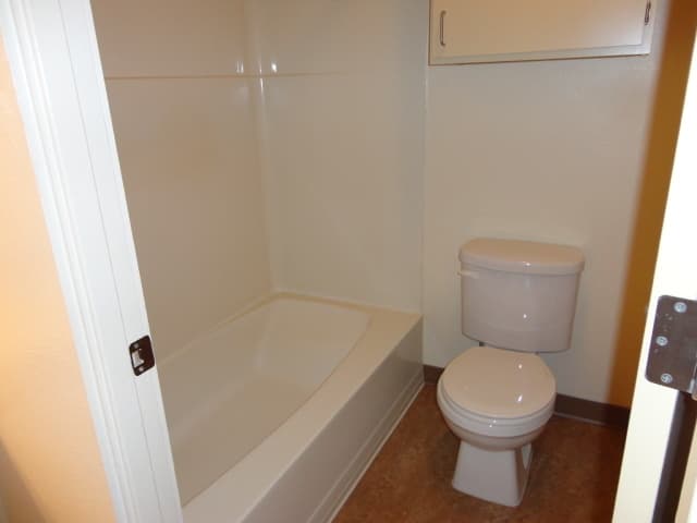 Eugene Apartment: 1800 Cal Young Road