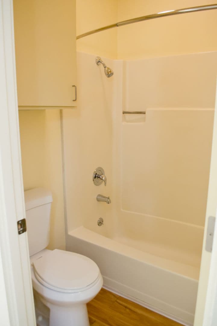 Eugene Apartment: 1800 Cal Young Road