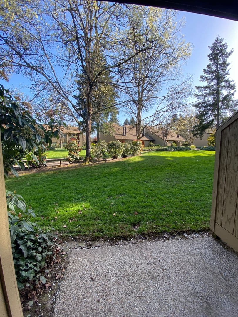 Eugene Apartment: 1800 Cal Young Road