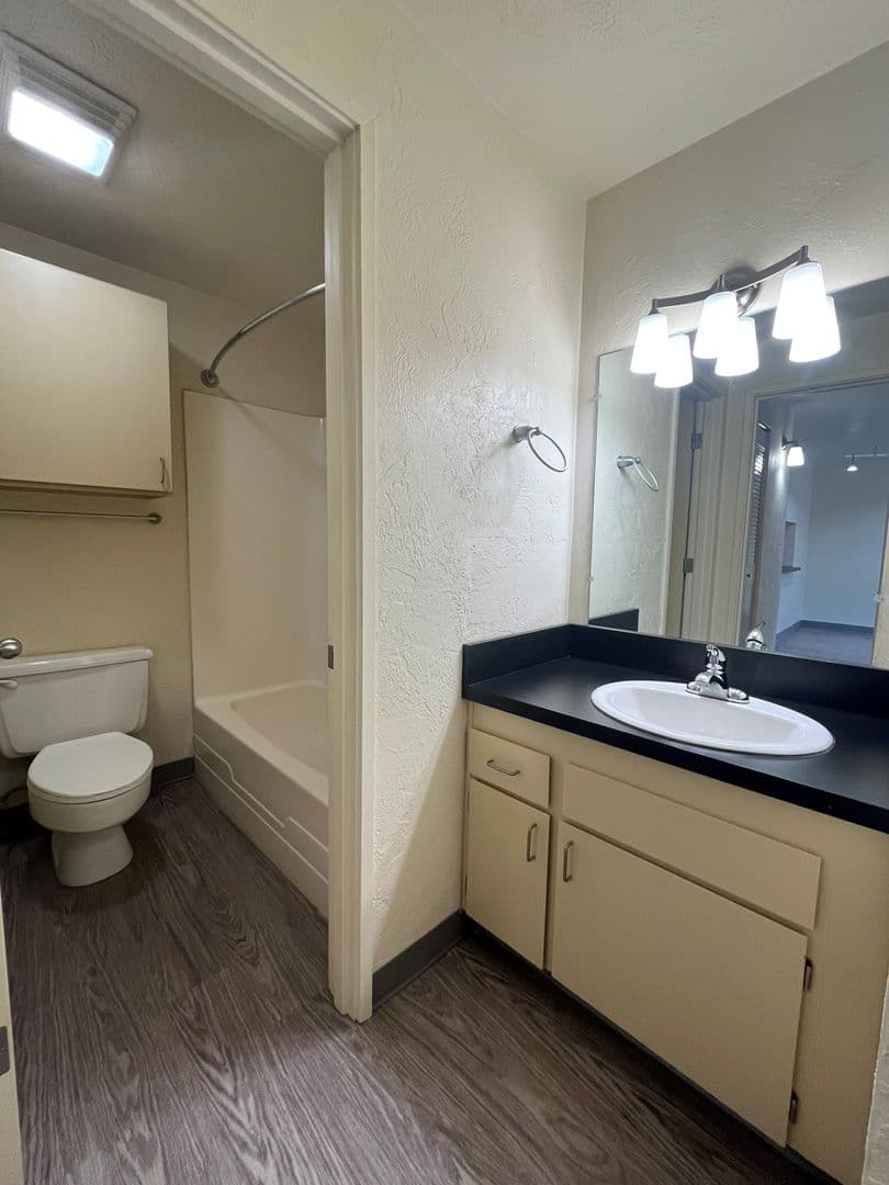 Eugene Apartment: 1800 Cal Young Road
