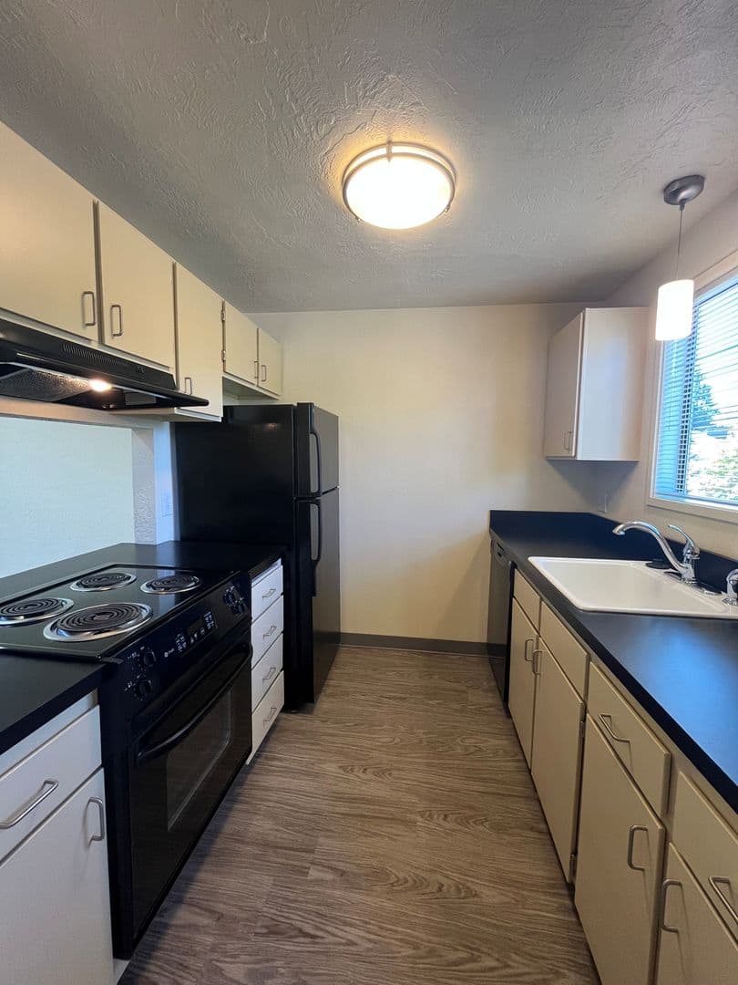 Eugene Apartment: 1800 Cal Young Road