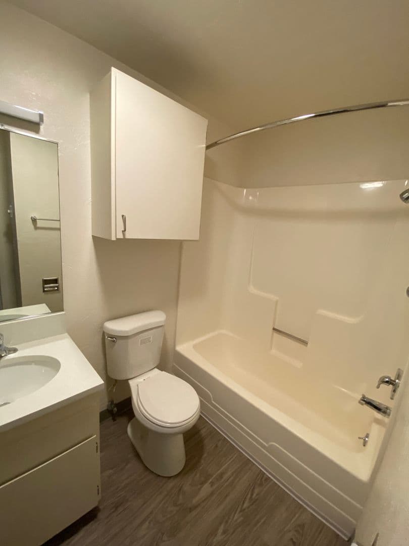 Eugene Apartment: 1800 Cal Young Road