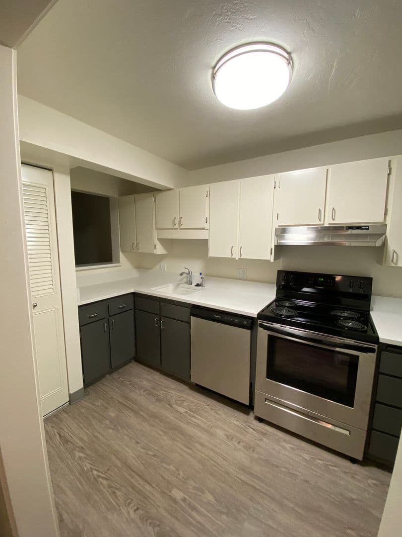Eugene Apartment: 1800 Cal Young Road