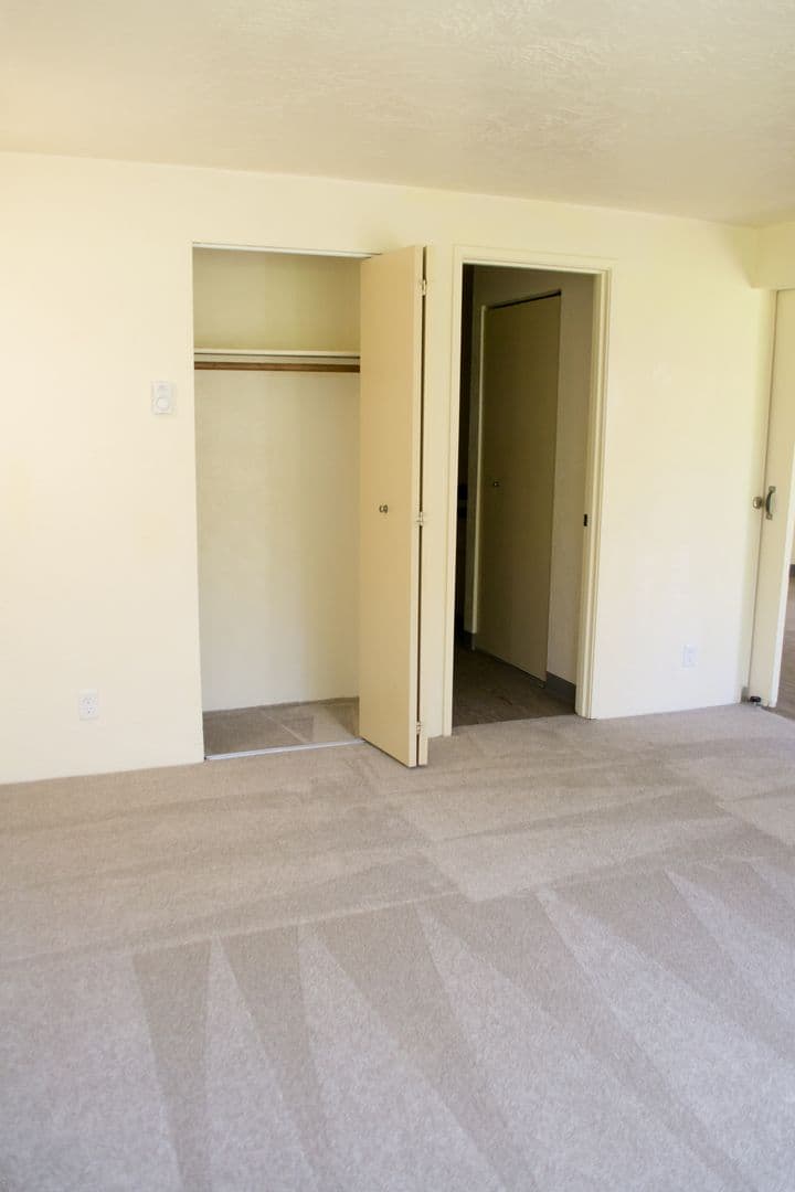 Eugene Apartment: 1800 Cal Young Road