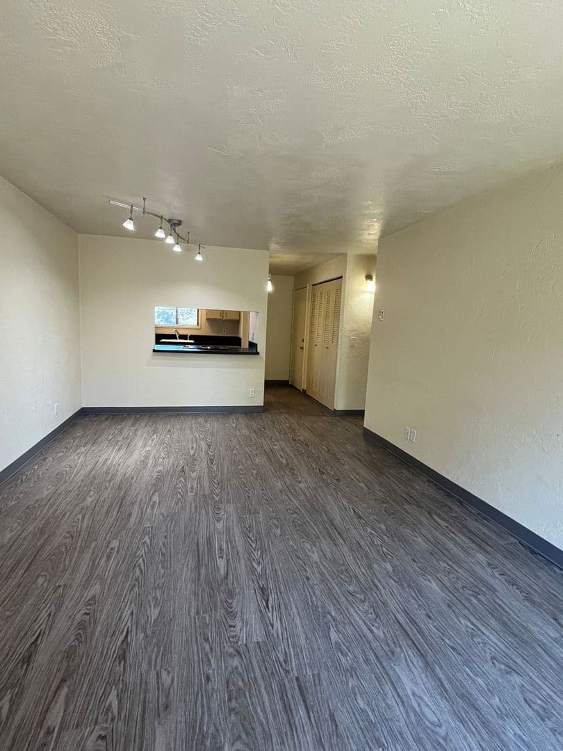 Eugene Apartment: 1800 Cal Young Road