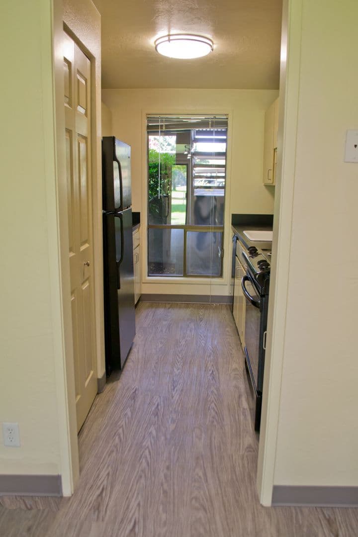Eugene Apartment: 1800 Cal Young Road