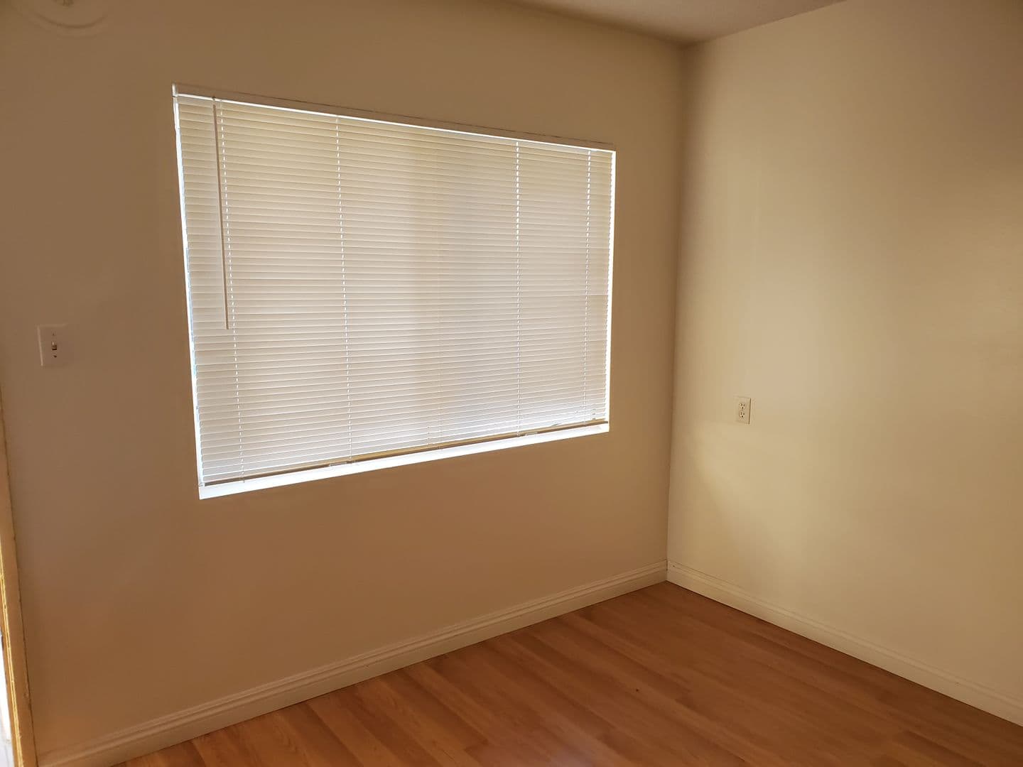 HAWTHORNE Apartment: 12319 Manor Drive
