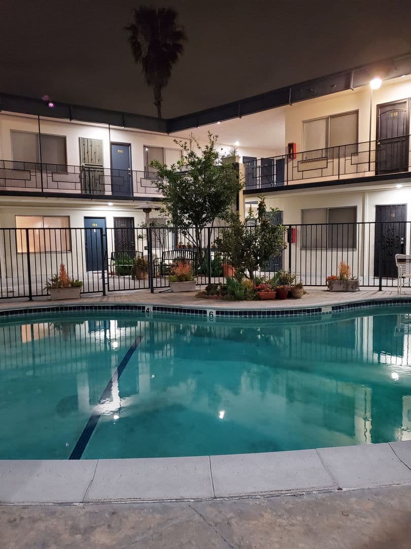 HAWTHORNE Apartment: 12319 Manor Drive