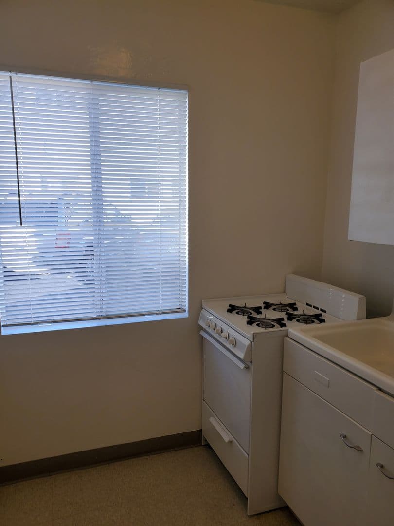 HAWTHORNE Apartment: 12319 Manor Drive