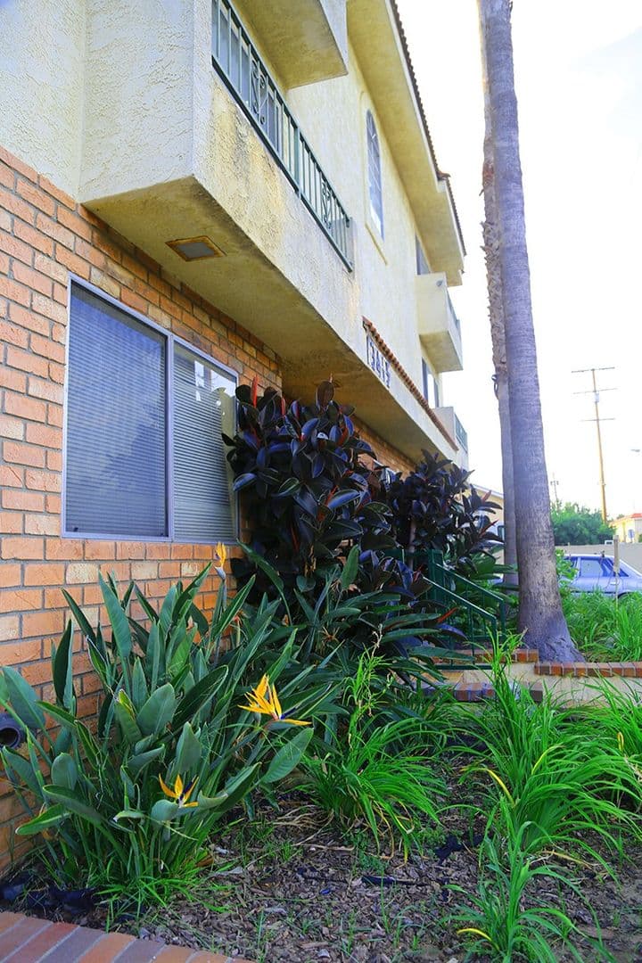 HAWTHORNE Apartment: 13415 DOTY AVENUE