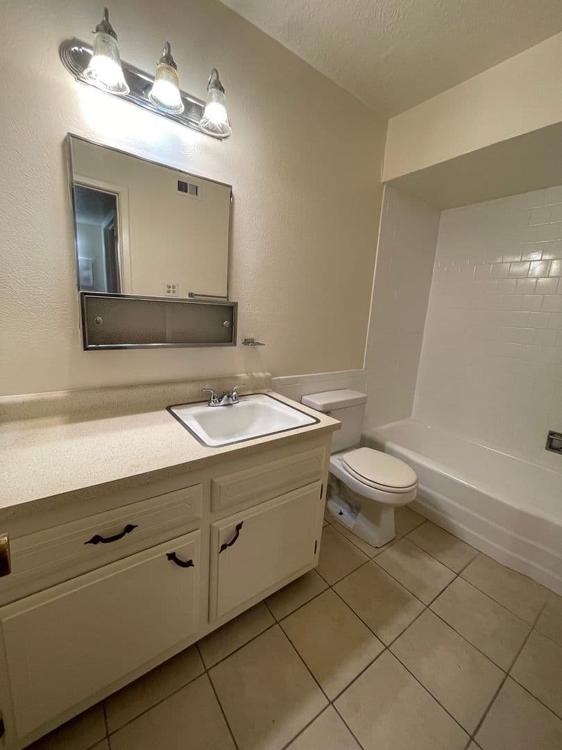 Albuquerque Apartment: 1400 Virginia St. NE