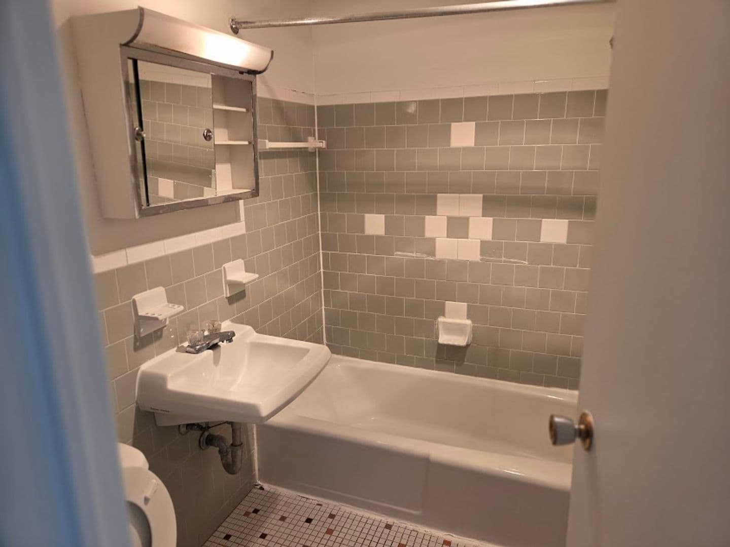 Arlington Apartment: 1530 N. 12th Street