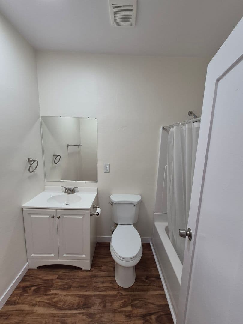 LONG BEACH Apartment: 1110-1118 E 7th ST