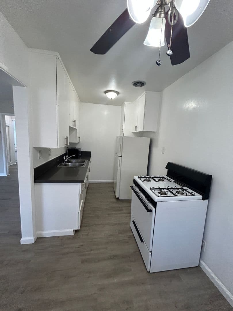 LONG BEACH Apartment: 131 BONITO AVE