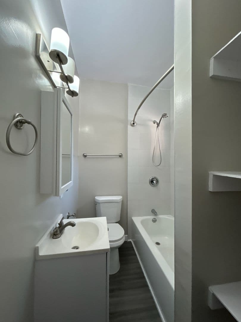 LONG BEACH Apartment: 335 JUNIPERO/2215 BERMUDA
