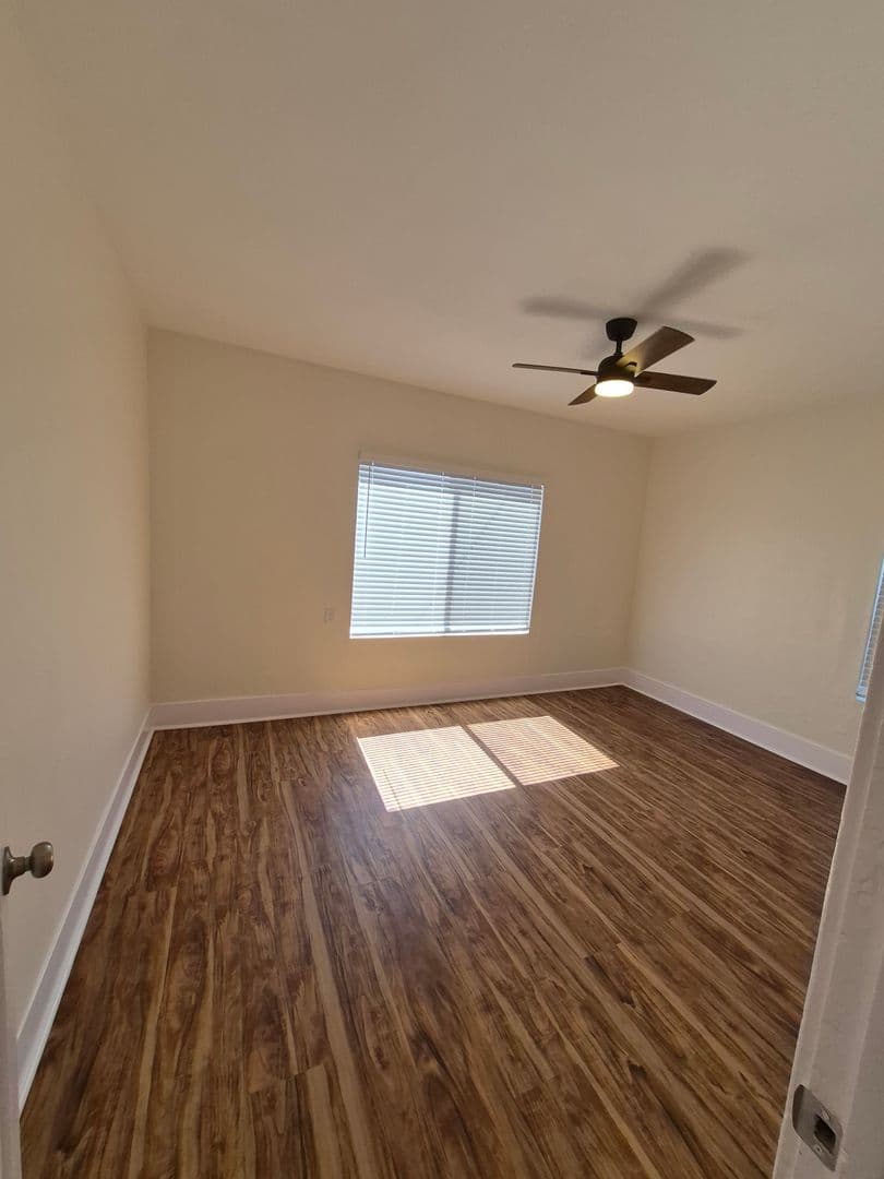 LONG BEACH Apartment: 1110-1118 E 7th ST