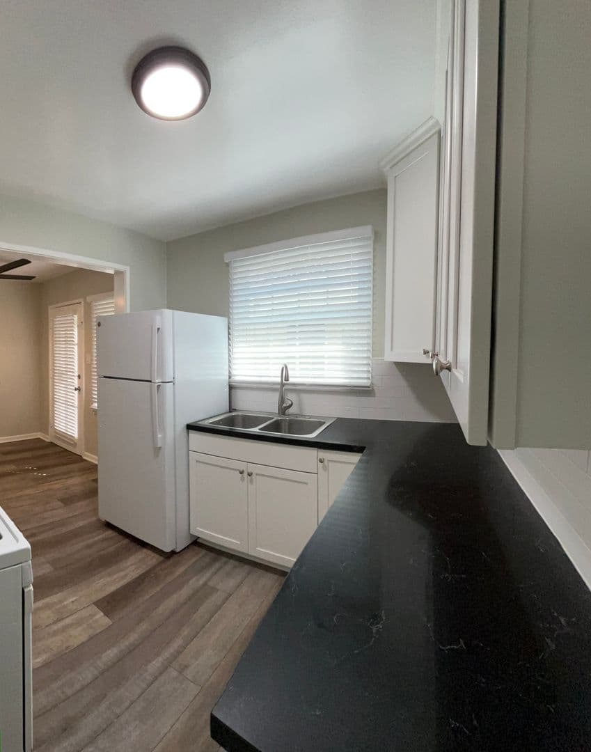 LONG BEACH Apartment: 1049 E CARSON ST